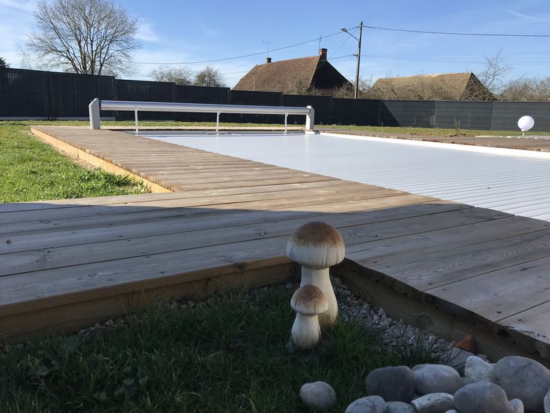 Plage piscine en bois